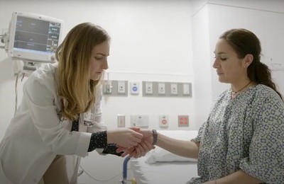 Кодирование Аквилонг в Казани Врач держит пациентку за руку