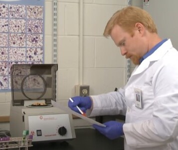 Клиника лечения наркозависимости в Казани Врач в кабинете клиники