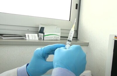 Проведение кодирования Вивитролом в Казани Шприц с Вивитролом в руках у врача